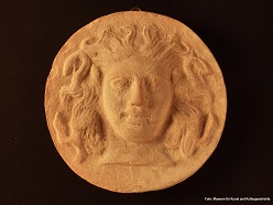 Antefix mit Gorgoneion, 2.H. d. 4. Jh. v.Chr. Foto: Museum für Kunst und Kulturgeschichte Dortmund